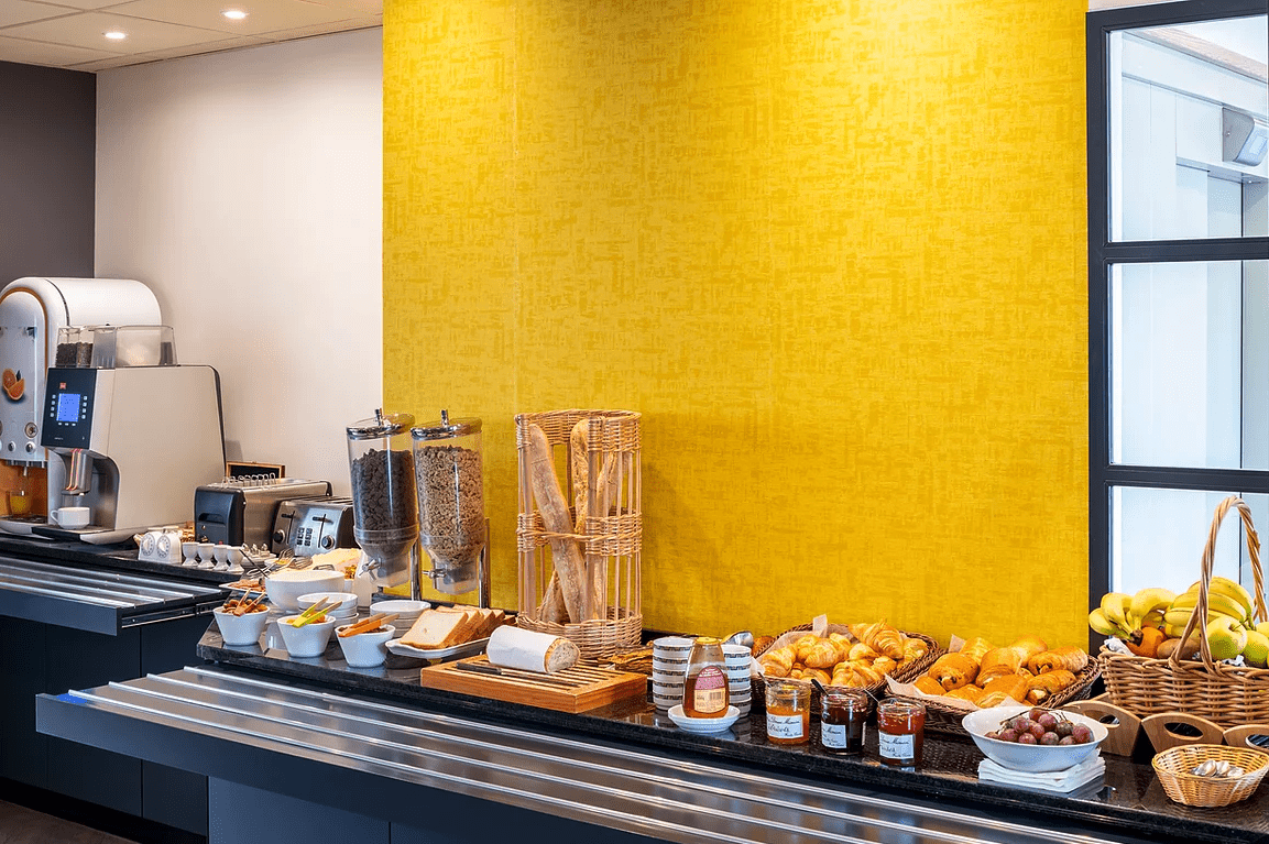 hotel-des-lys-versailles-buffet-petit-dejeuner